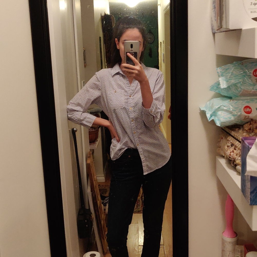 Button-down white shirt w blue dots + gold buttons